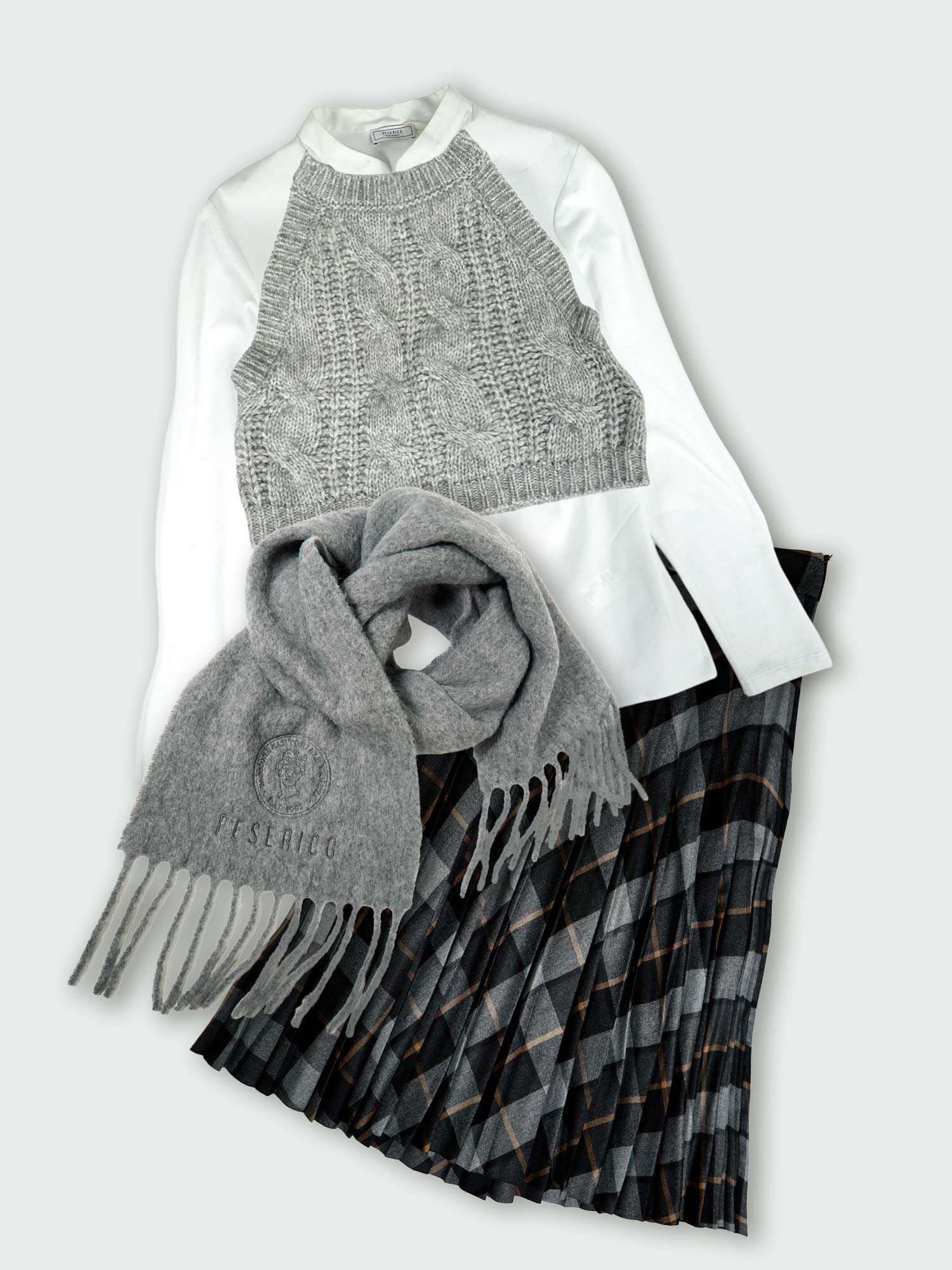 風と遊ぶプリーツ、ニュアンスグレーの余韻。