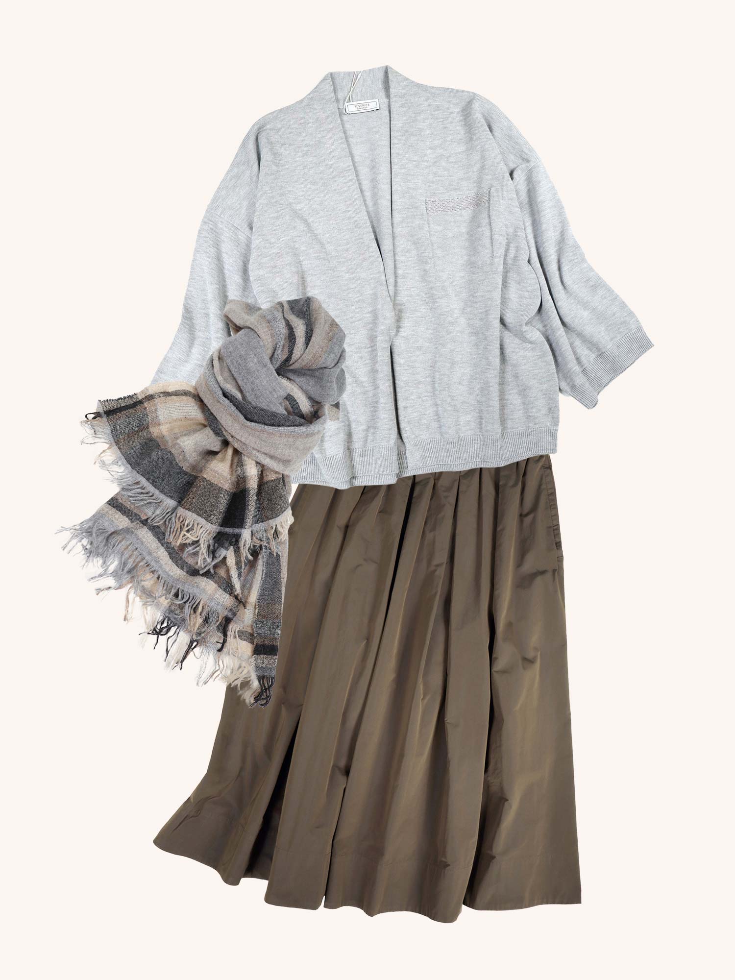 初秋に羽織れるカーデ。