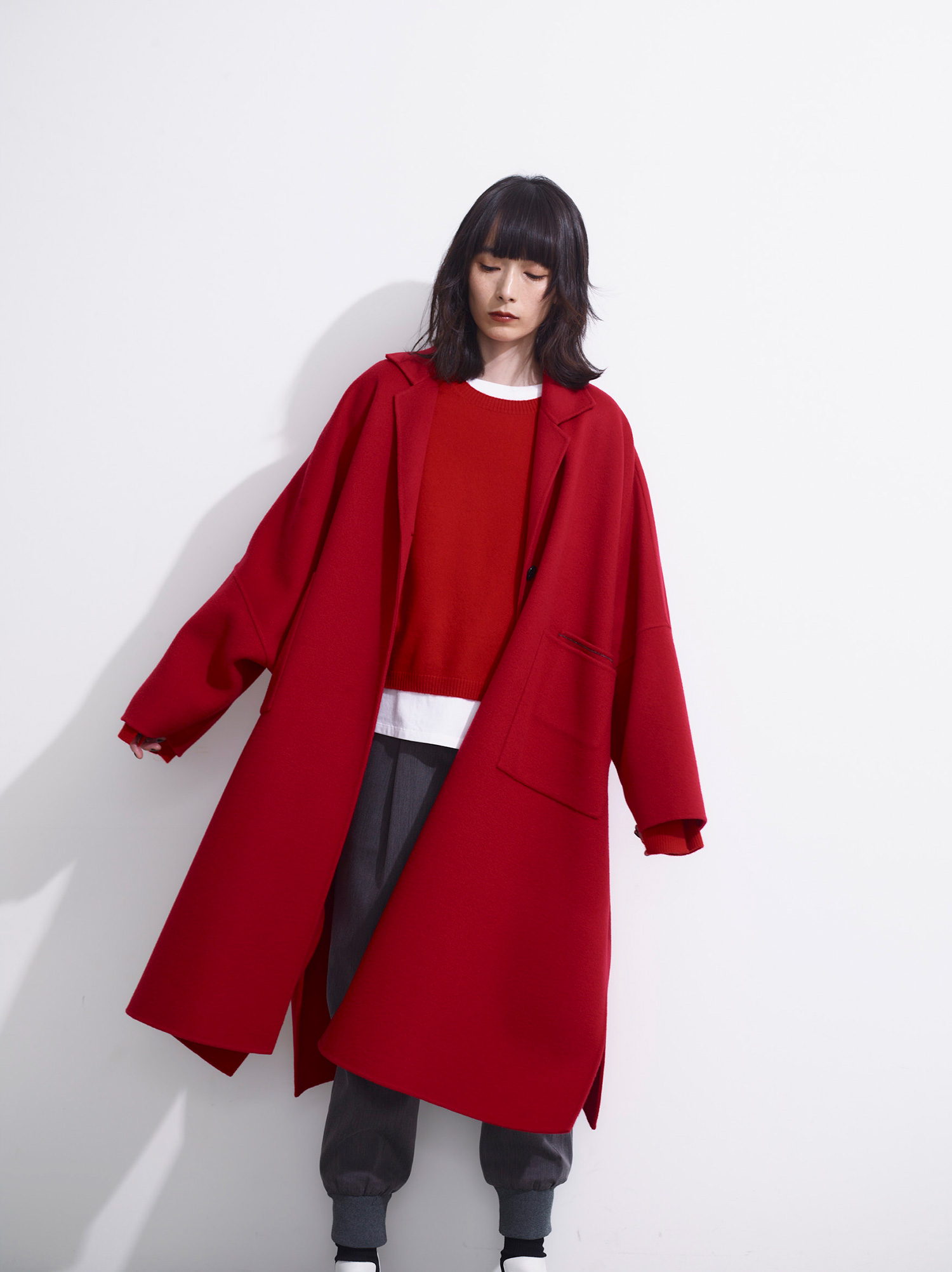 体を包み込むような贅沢な身幅をとり 軽く羽織るスタイル。