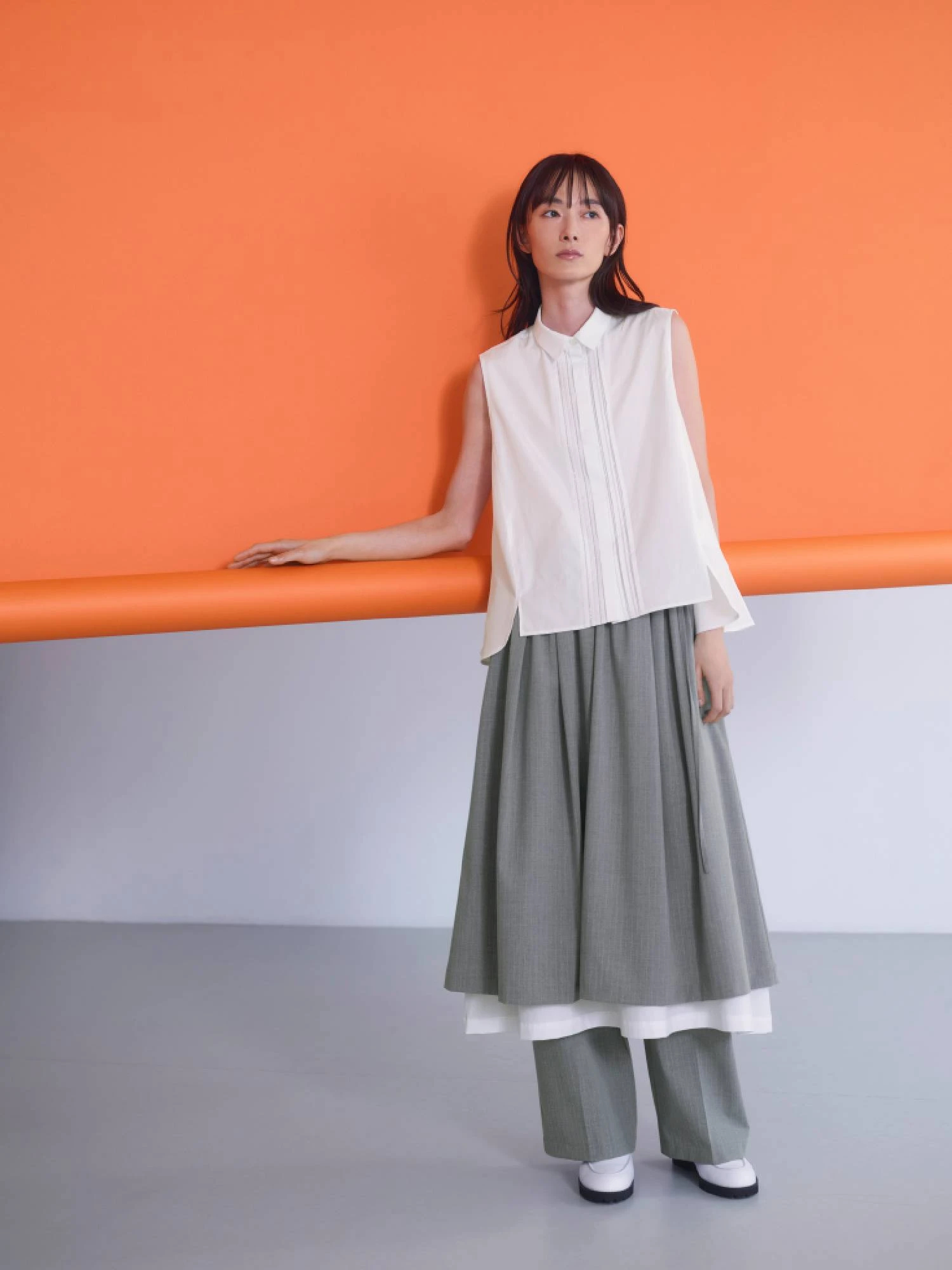 ボリュームのあるボトムにすっきりとしたトップスで爽やかに。