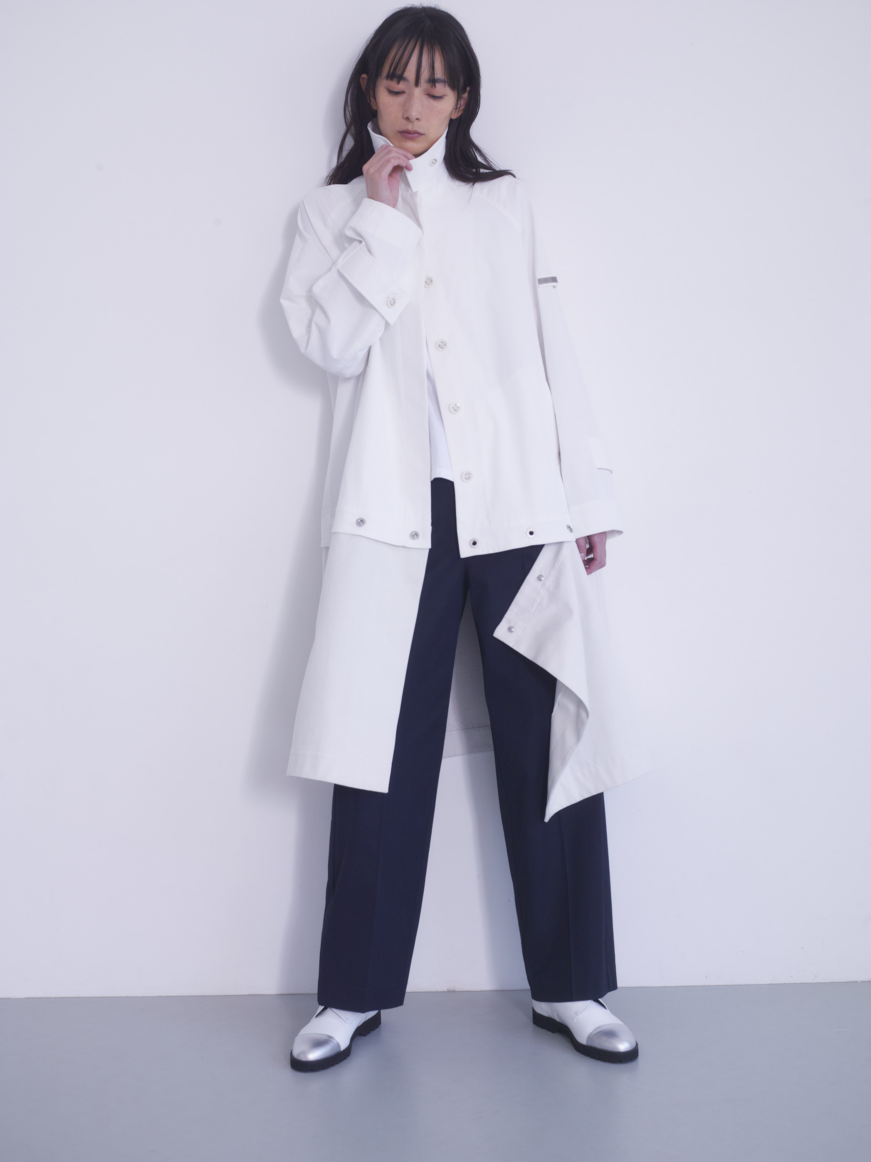 シンプルな中にこなれ感のある遊びアウター。