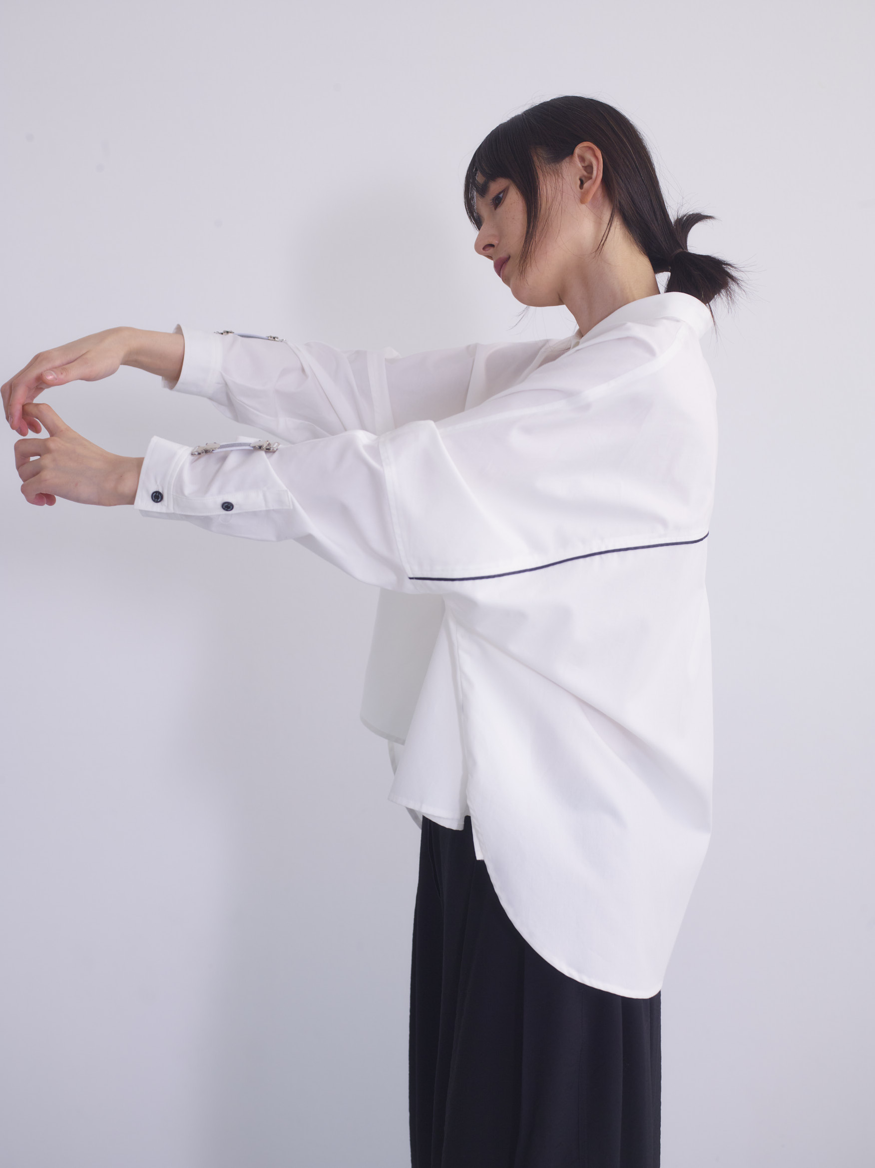 抜け感を纏う、大人のリラックススタイル。